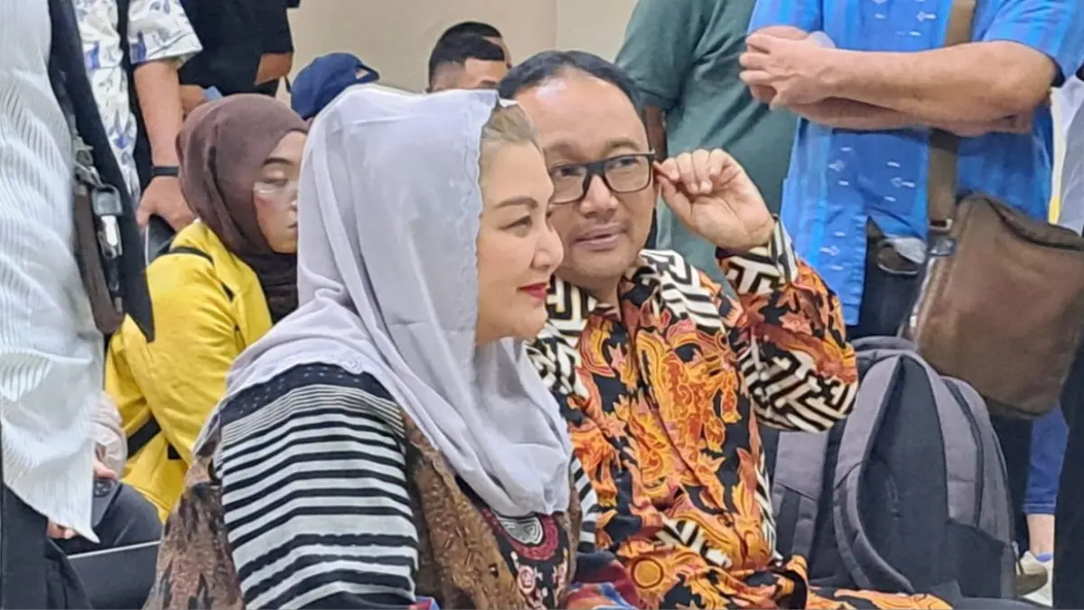 Sidang perdana tersebut beragenda pembacaan dakwaan untuk dua tersangka yakni Hevearita Gunaryanti Rahayu bers