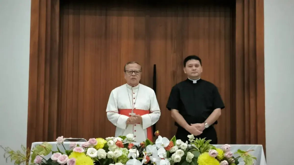 Kardinal Ignatius Suharyo Haedjoatmodjo (kiri) dan Wakil Sekretaris Keuskupan Agung Jakarta Romo Thomas Ulun I