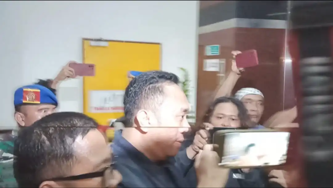 Hakim Heru Penerima Suap Vonis Bebas Ronald Kasus Tewasnya Dini Sera Dituntut 12 Tahun Penjara Hakim Heru Hanindyo saat digelandang masuk ke Gedung Kejati Jatim. (Foto: Iki)