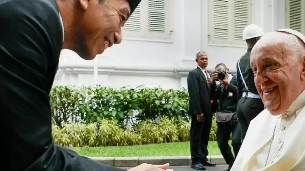 Momen pertemuan Presiden ke-7 RI Joko Widodo (Jokowi) dengan mendiang Paus Fransiskus, September 2024. (Foto: