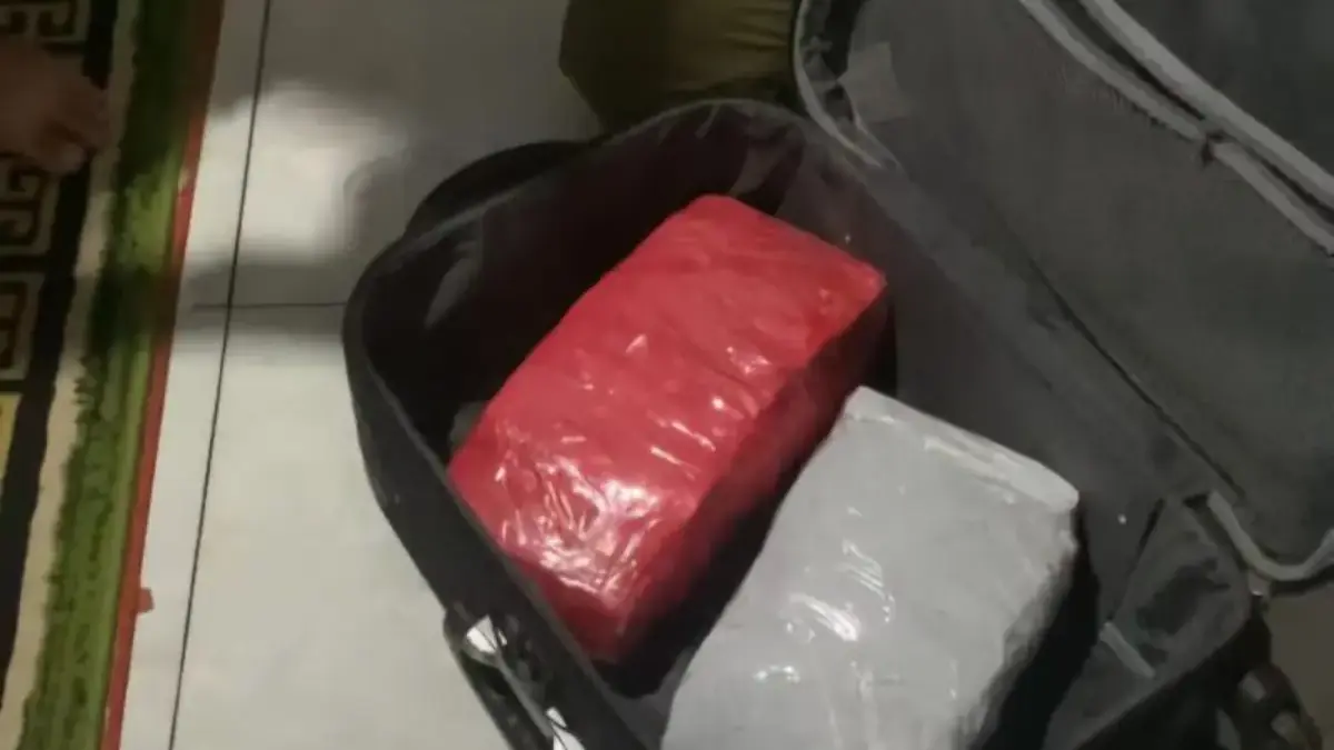 Koper berisikan uang asing senilai Rp5,5 miliar di kediaman Hakim Ali Muhtarom, terkait dugaan suap Rp60 milia