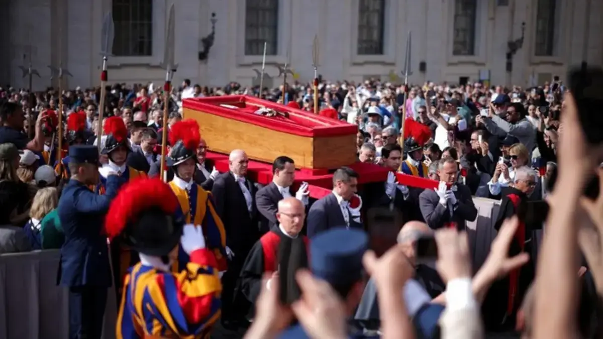 Antrian Peziarah Memberikan Penghormatan Terakhir Kepada Paus Fransiskus. (Foto: REUTERS/Carlos Barria)