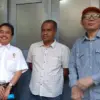 Alumni UGM yakni Roy Suryo, Heru Subagia (Ketua Kagama Cirebon) dan Rismon Hasiholan Sianipar di Fakultas Kehu