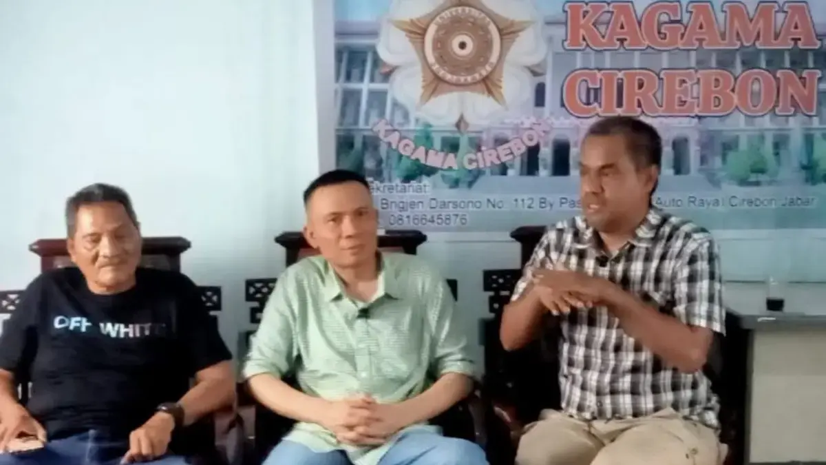 Ahli Forensik Digital, Rismon Hasiholan (tengah) didampingi Heru Subagia selaku Ketua Kagama Cirebon saat memb