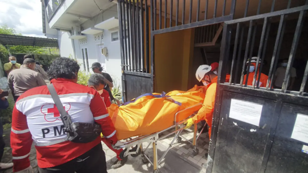 Seorang pria berinisial MN (30) asal Semarang, Jawa Tengah, ditemukan tewas bersimbah darah dan membusuk di in