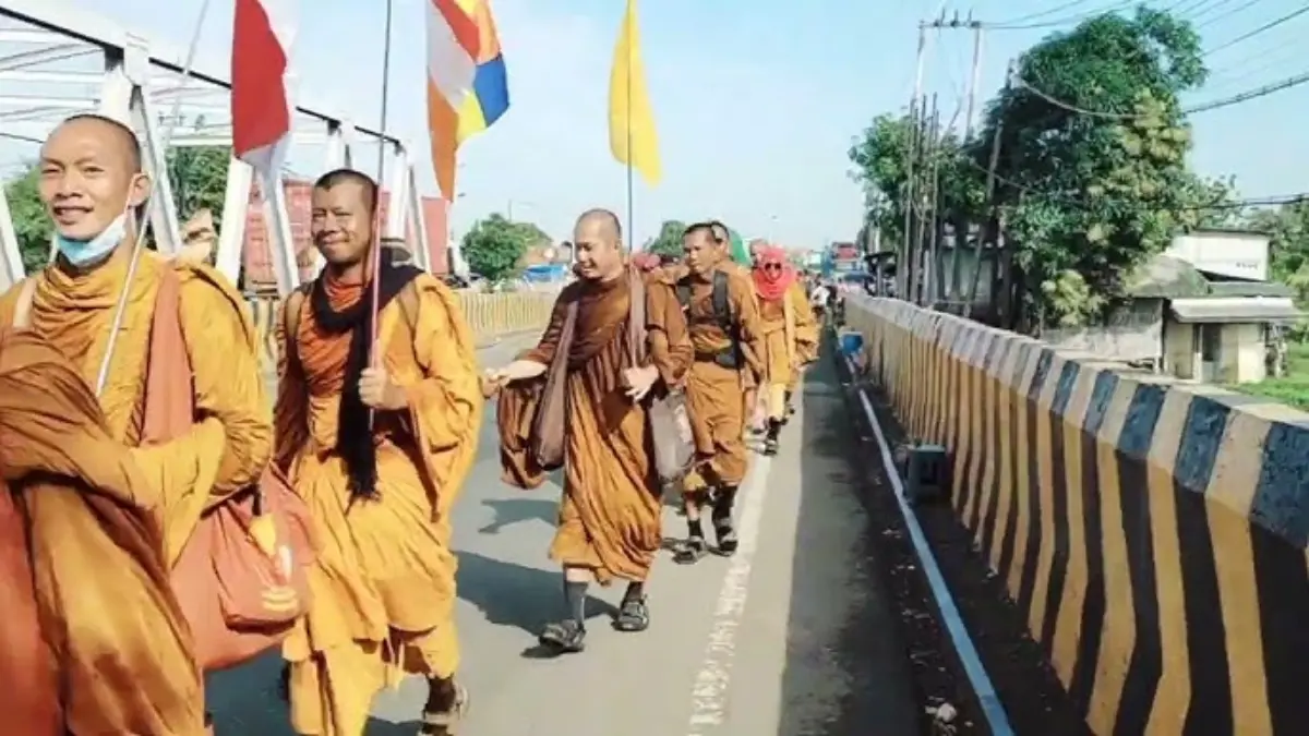 Polri-TNI di Indramayu Amankan Perjalanan Spiritual Bikkhu Thudong Menuju Candi Borobudur TNI-Polri saat pengamanan perjalanan biksu thudong saat memasuki wilayah Kabupaten Indramayu, Kamis (24/4/2025