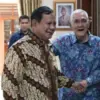 Presiden Prabowo Subianto saat masih menjabat sebagai Menteri Pertahanan ketika melakukan silaturahmi dengan T
