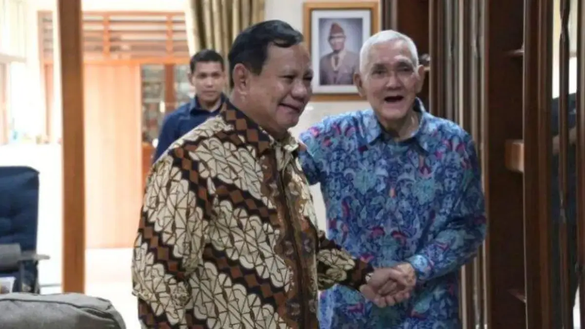 Presiden Prabowo Subianto saat masih menjabat sebagai Menteri Pertahanan ketika melakukan silaturahmi dengan T