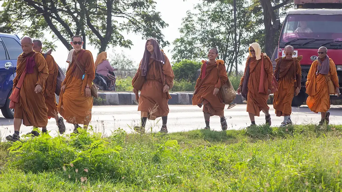 Sejumlah biksu berjalan kaki saat melakukan ritual Thudong di jalur Pantura, Kandanghaur, Indramayu, Jawa Bara