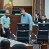 Saksi Mohammad Ilham Yulianto (kiri) di Pengadilan Tindak Pidana Korupsi (Tipikor) pada Pengadilan Negeri Jaka