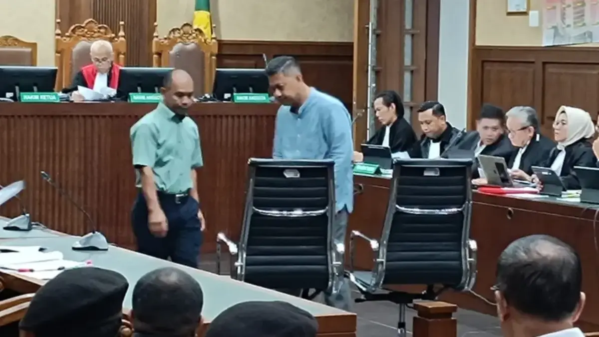 Sopir Saeful Bahri Akui Pernah Serahkan Uang ke Agustiani Tio Saksi Mohammad Ilham Yulianto (kiri) di Pengadilan Tindak Pidana Korupsi (Tipikor) pada Pengadilan Negeri Jaka