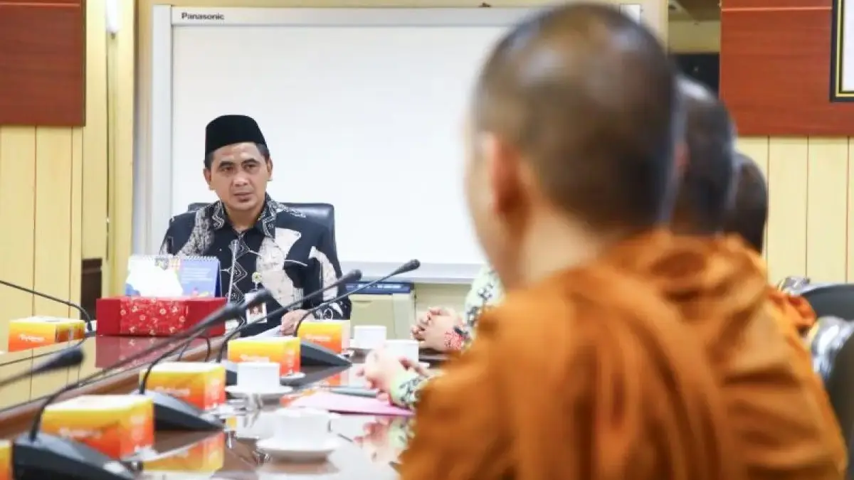 Wakil Gubernur Jawa Tengah Taj Yasin Maimoen saat beraudiensi dengan panitia perayaan Waisak dan perjalanan su
