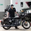 Petugas KPK menunjukan motor sitaan Royal Enfield tipe Classic 500 Limited Edition milik eks Gubernur Jawa Bar