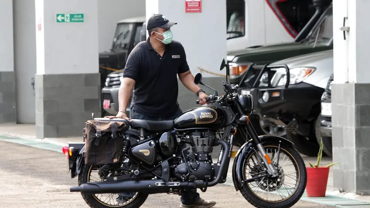 Petugas KPK menunjukan motor sitaan Royal Enfield tipe Classic 500 Limited Edition milik eks Gubernur Jawa Bar