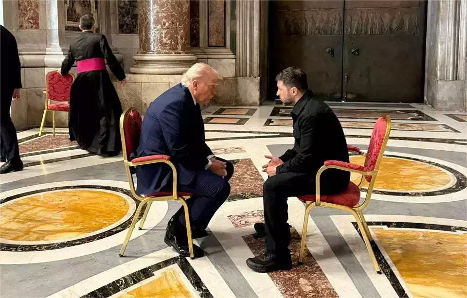 Momen Trump dan Zelensky bertemu di Vatikan, Sabtu 26 April 2025. (Ukrainian Presidential Press Service/Istime