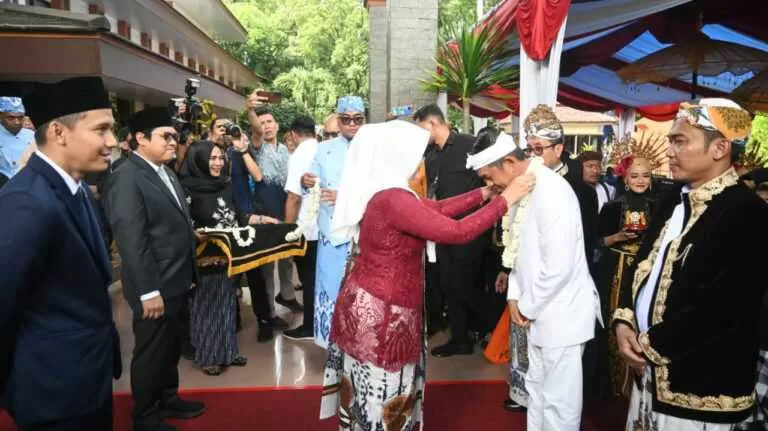 Gubernur Jawa Barat Dedi Mulyadi saat disambut di perayaan hari jadi Kabupaten Cirebon ke-543 (21/4/2025). (ci