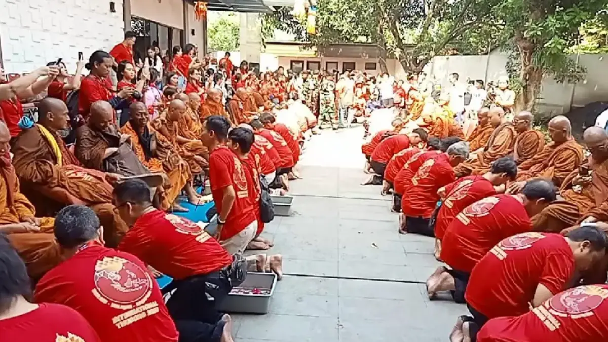 Perjalanan Spiritual Bikkhu Thudong Menuju Candi Borobudur Tiba di Kota Wali Bhikkhu Thudong disambut meriah di Cirebon, wujud toleransi antarumat beragama. (Foto: Ist.)