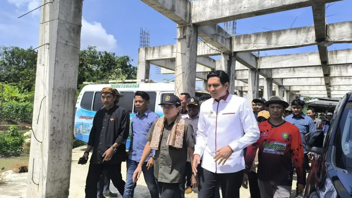 Menguak Temuan Permukaan 13 Titik Fragmen Batu Bata dan Gerabah di Situs Dampuawang Indramayu Bupati Indramayu, Lucky Hakim, bersama Dirjen Perlindungan Kebudayaan dan Tradisi Kemendikbudristek, Restu Gun