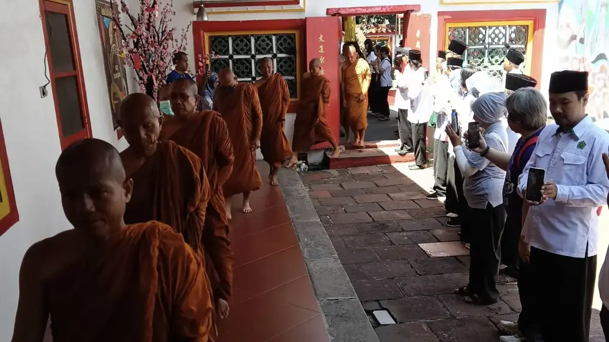 Thudong tidak sekadar bicara tentang laku spiritual. Di Indonesia, perjalanan tersebut juga menorehkan cerita