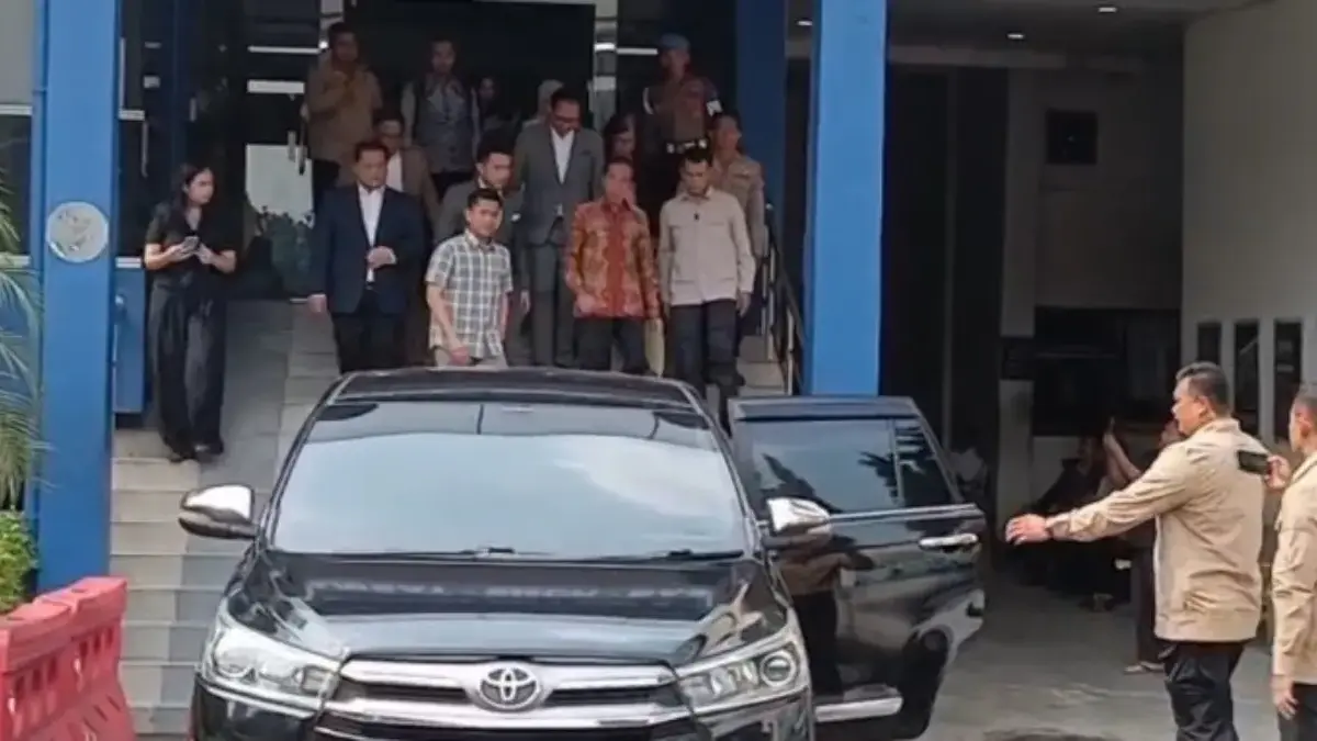 Jokowi (baju batik merah) saat meninggalkan Polda Metro Jaya. (IST)