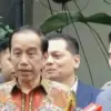 Presiden ke-7 Joko Widodo (tengah) menjawab pertanyaan wartawan di depan Gedung Direktorat Reserse Kriminal Um