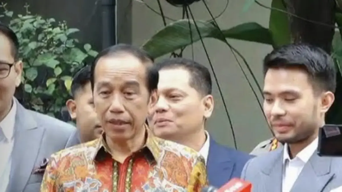 Presiden ke-7 Joko Widodo (tengah) menjawab pertanyaan wartawan di depan Gedung Direktorat Reserse Kriminal Um