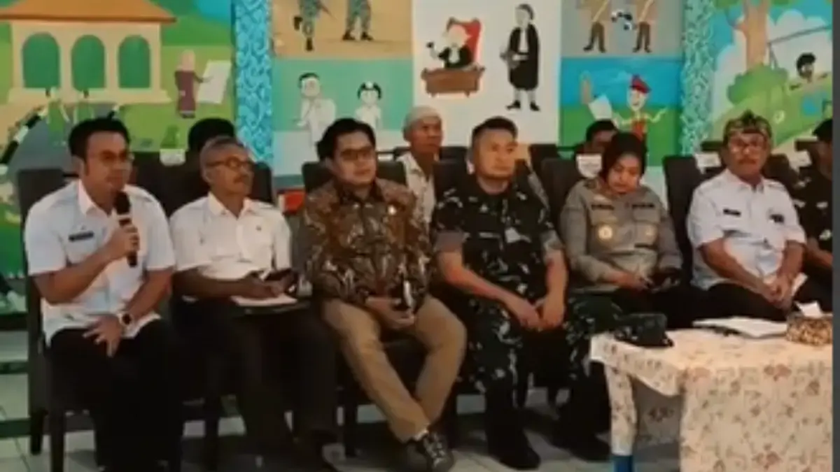Kepala Dinas Ketenagakerjaan Kabupaten Cirebon, Novi Hendrianto (kiri) mendampingi Bupati Cirebon Imron dan DP