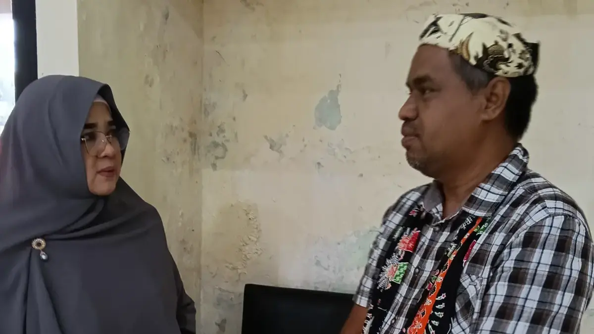 Jokowi Laporkan Inisial Nama 5 Orang Terkait Tudingan Ijazah Palsu, Risiko Besar Jika Uji Forensik Tertutup Ketua Kagama Cirebon Heru Subagia bersama Aktivis TPUA Advokat Kurnia Tri Royani saat acara di Gedung Juang 45