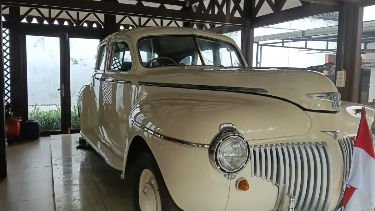 Mobil dinas Bung Hatta Wakil Presiden Indonesia pertama di Gedung Joeang, Jakarta