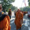 Sejumlah Bhikkhu Thudong berjalan kaki menyusuri jalan raya kota Semarang, Jawa Tengah, Rabu (7/5/2025)