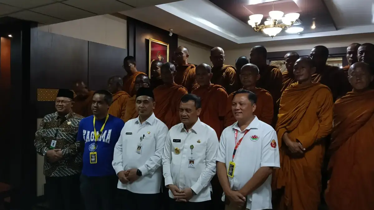 Rombongan biksu tudhong tiba di Semarang disambut Gubernur dan Wagub Jateng.