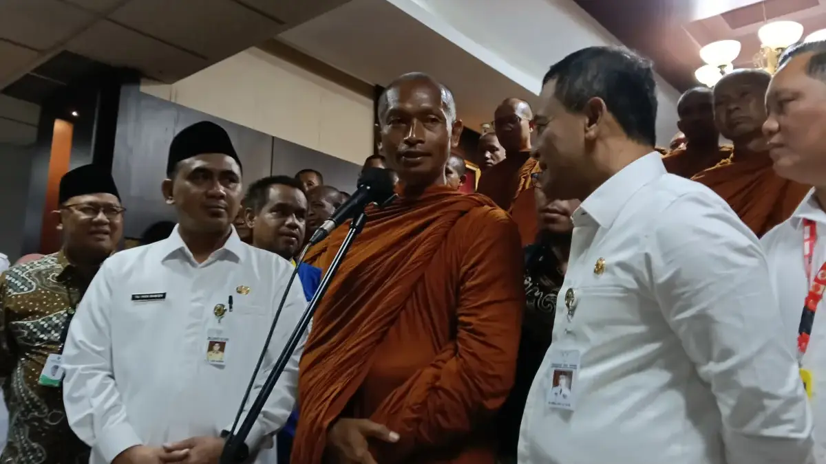 Para bikkh thudong disambut jajaran pejabat Pemprov Jateng di Kantor Gubernur Jateng, Kecamatan Semarang Selat