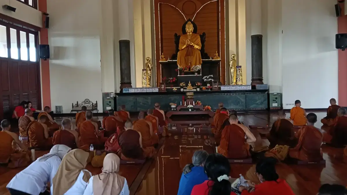 Para Bhiksu Thudong disambut hangat di Ruangan Dhammasala. Di ruangan itu, para bhiksu melakukan puja atau doa