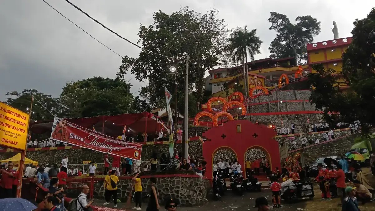 Vihara Avalokitesvara yang berwarna mencolok berada di puncak Gunung Kalong Ungaran