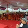 Bikkhu atau Bhante Thudong bersama umat Buddhis di halaman Vihara Gunung Kalong, Rabu (7/5)