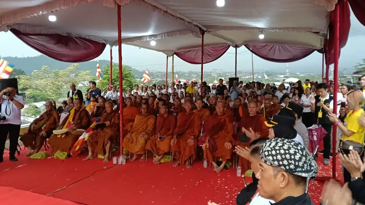 Bikkhu atau Bhante Thudong bersama umat Buddhis di halaman Vihara Gunung Kalong, Rabu (7/5)