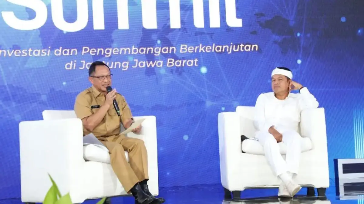 Mendagri Tito Minta Pemda Kawasan Rebana di 7 Daerah Otonom di Jawa Barat Tingkatkan Iklim Investasi Mendagri Muhammad Tito Karnavian (kiri) bersama Gubernur Jabar Dedi Mulyadi (kanan) dalam diskusi bertajuk “In