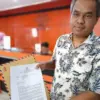 Ketua Kagama Cirebon Heru Subagia memperlihatkan surat yang dikirimkan ke mantan Presiden Jokowi di Kantor Pos