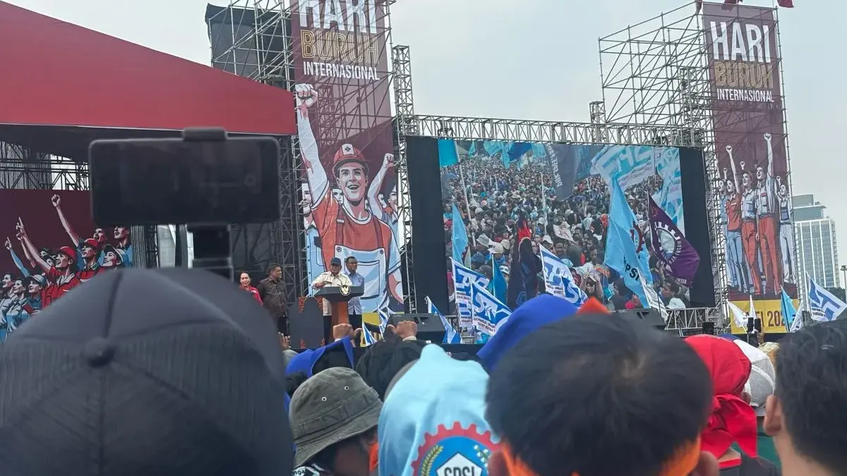 Peserta peringatan Hari Buruh Internasional (May Day) 2025 menyimak pidato Presiden Prabowo Subianto di Lapang