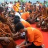 Warga keturunan Tionghoa membersihkan kaki Biksu yang mengikuti ritual Thudong (jalan kaki) setibanya di Klent
