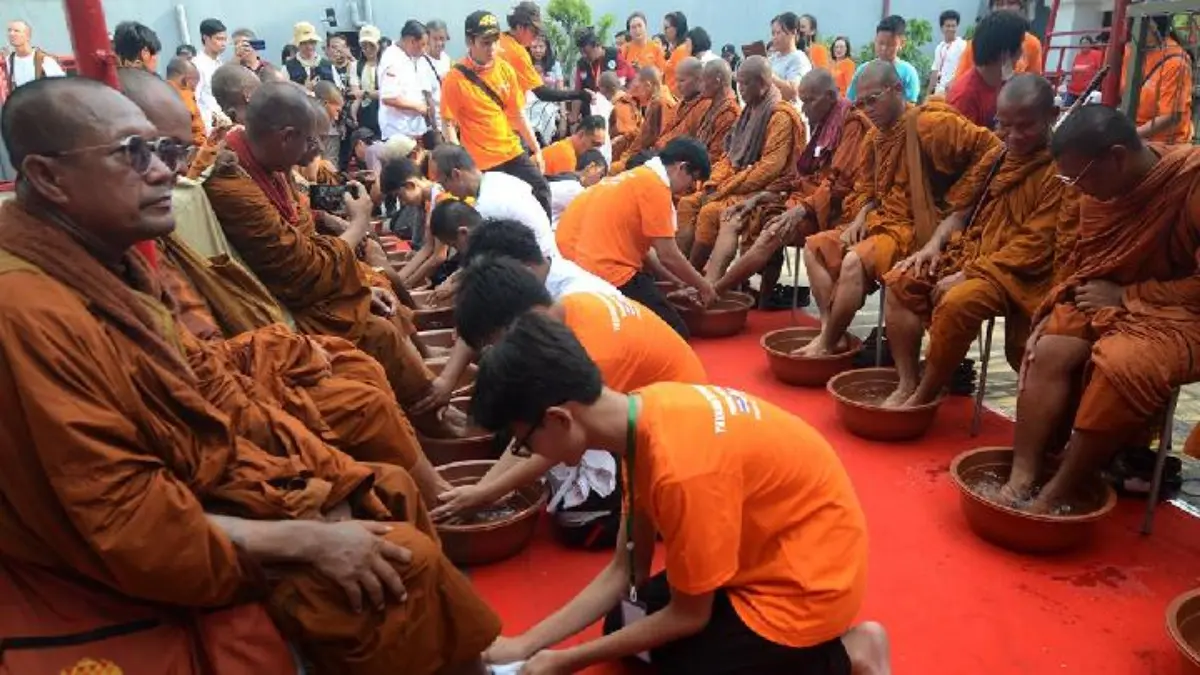 Warga keturunan Tionghoa membersihkan kaki Biksu yang mengikuti ritual Thudong (jalan kaki) setibanya di Klent