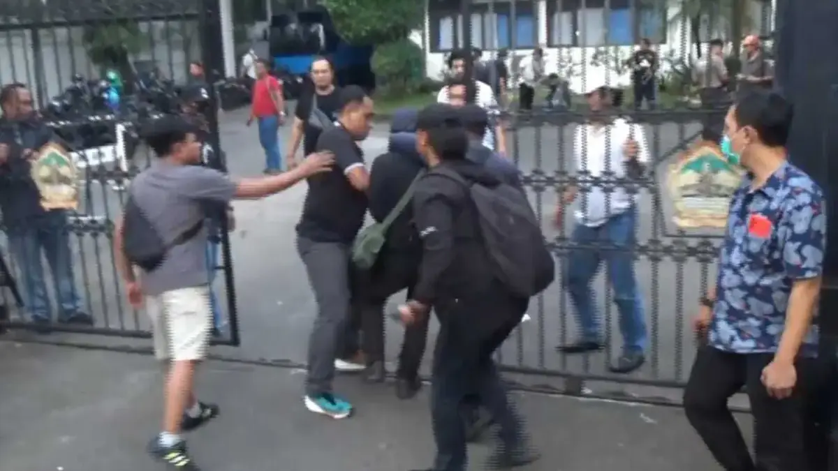 Tampak jurnalis Tempo, Jamal Abdun Nasr, menjadi korban brutalitas aparat kepolisian saat menjalankan meliput