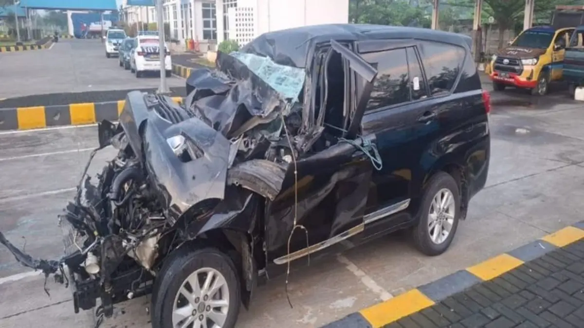 Barang bukti kecelakaan Toyota Inova bernomor polisi H 1980 CM yang ditumpangi oleh Anggota DPR RI dari Fraksi