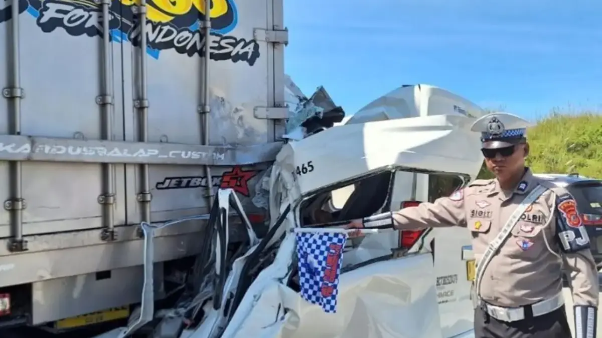 Pengemudi Travel Jadi Tersangka Kecelakaan Tol Maut Tol Cisumdawu, 3 Meninggal Dunia Petugas kepolisian saat menunjukkan dua kendaraan yang ringsek akibat kecelakaan di Tol Cisumdawu, Kabupaten S