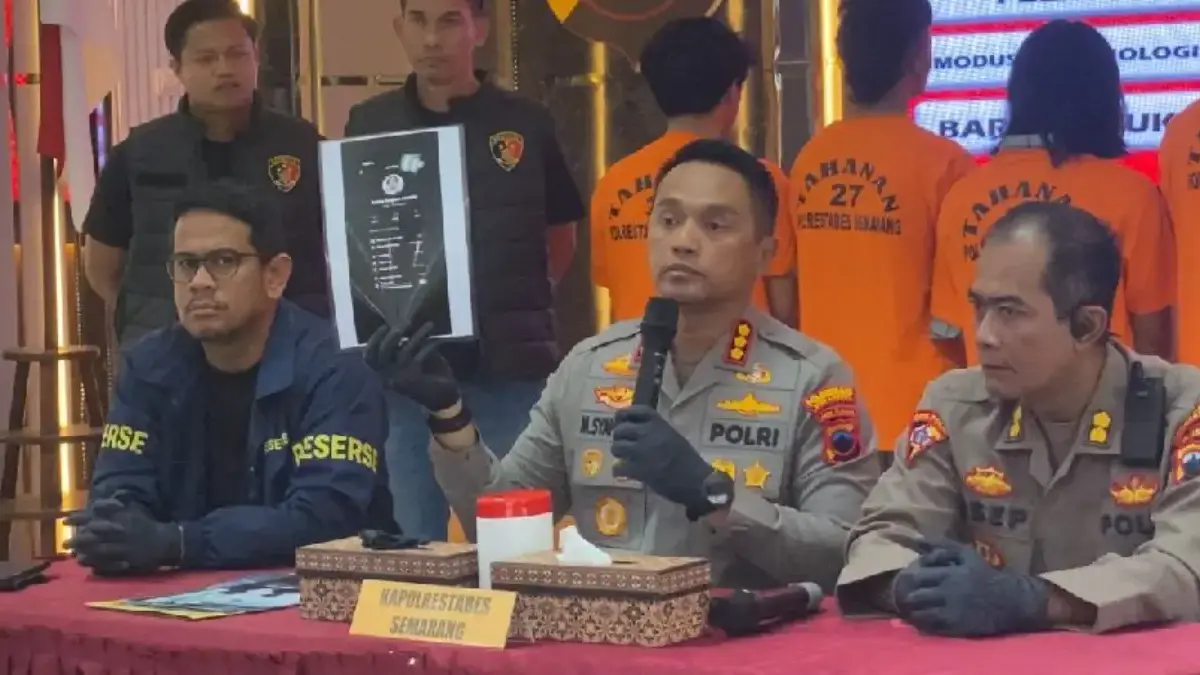Kapolrestabes Semarang, Kombes M Syahduddi saat menunjukan barang bukti grup anarko yang diduga mengatur aksi