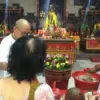 Umat melakukan penyiraman patung Buddha yang dikenal dengan ritual Buddha Rupang di Vihara Buddha Sasana Cireb