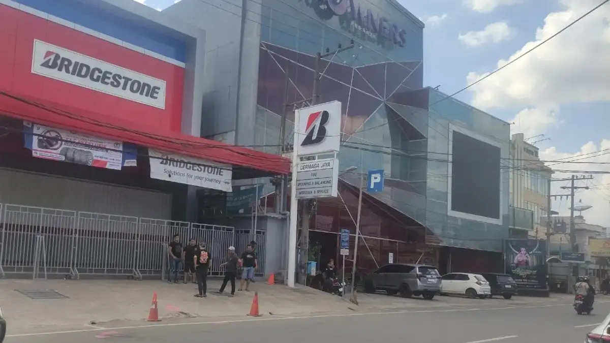 Seorang pria tewas diberondong peluru oleh orang tak dikenal usai keluar dari tempat hiburan malam (THM) di Sa