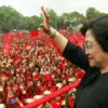 Ketua Umum PDIP Megawati Soekarnoputri melambaikan tangan kepada para pendukungnya ketika berkampanye di Giany