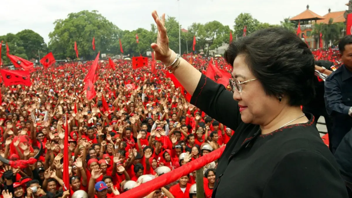 Megawati Soekarnoputri Kembali Dikukuhkan Jadi Ketua Umum PDIP Periode 2025-2030 Ketua Umum PDIP Megawati Soekarnoputri melambaikan tangan kepada para pendukungnya ketika berkampanye di Giany