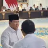 Presiden Prabowo Subianto usai bersalaman dengan Kepala Kantor Komunikasi Kepresidenan Hasan Nasbi saat hendak